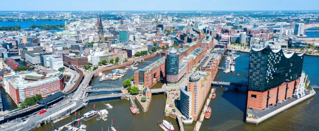 Blick über die HafenCity mit Elbphilharmonie