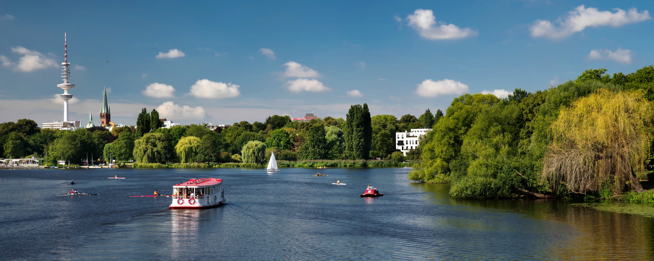 Panorama der Außenalster mit Alsterdampfer, Segelboot und Fernsehturm