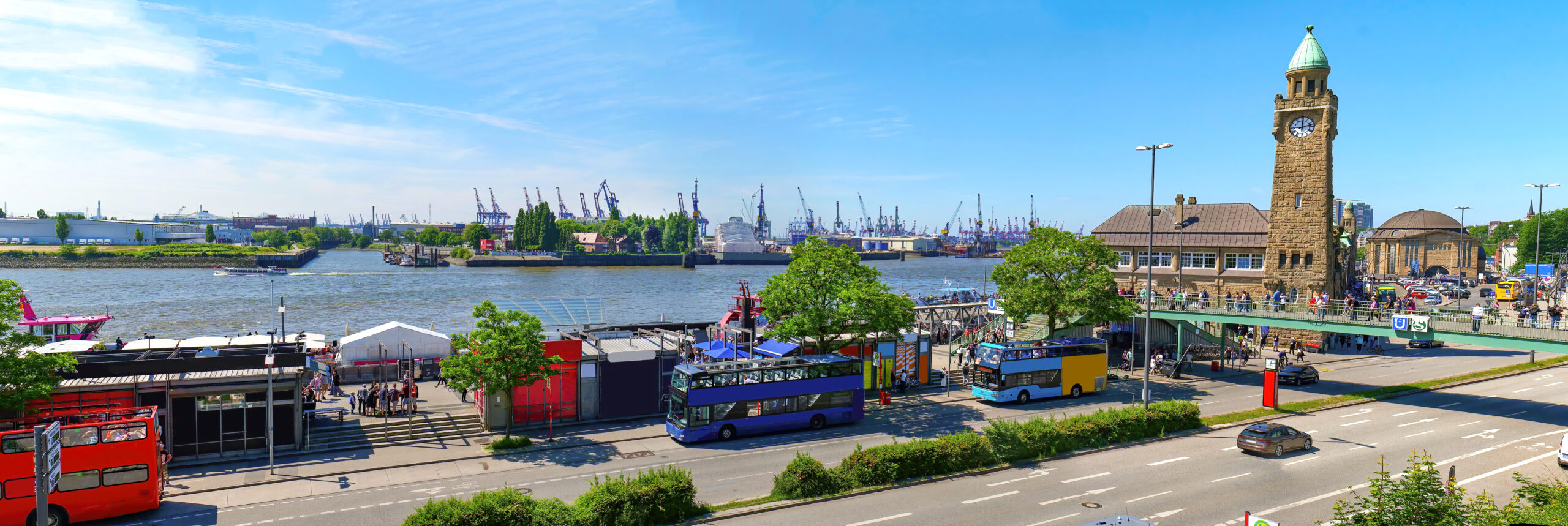 Landungsbrücken an der Elbe mit Bussen, dahinter der Hafen