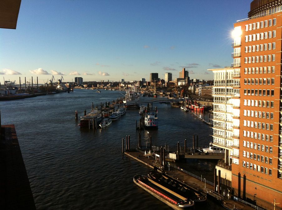 Blick über den Hafen auf die Landungsbrücken