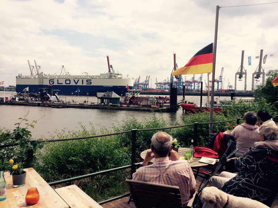 Gruppe an Bord mit Blick auf ein Frachtschiff