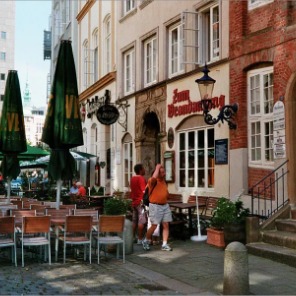 Straßencafé in einer Altstadtgasse