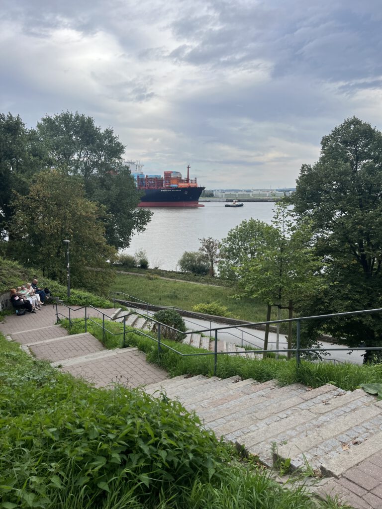 Treppenweg hinunter zur Elbe, unten ein Frachtschiff