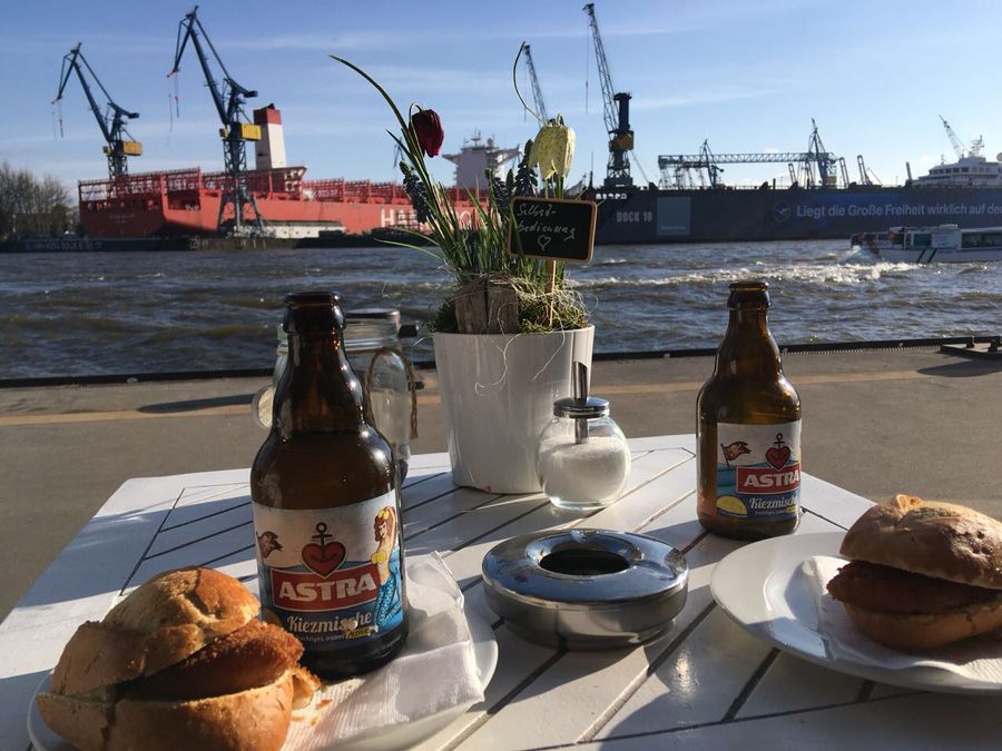 Fischbrötchen und Astra mit Blick auf die Hafenkräne