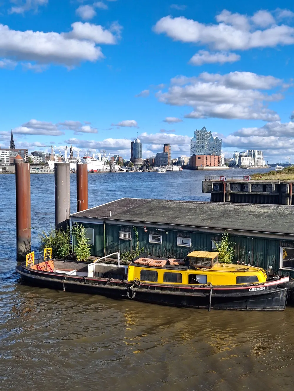 Hausboot im Hafen, dahinter die Skyline