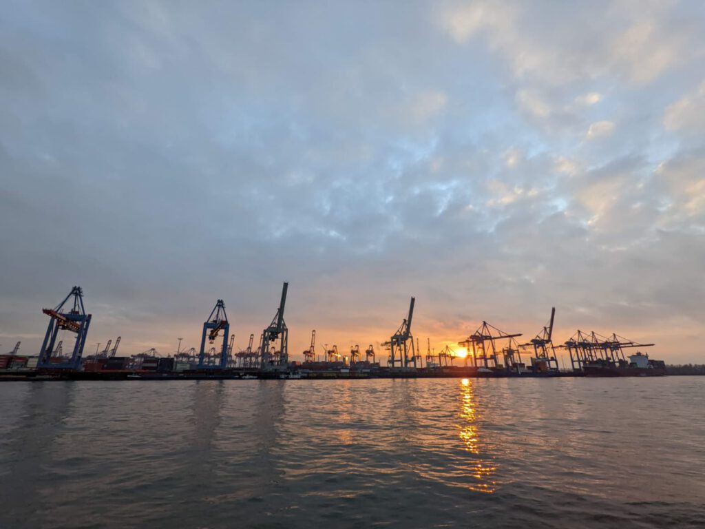 Hafenkräne im Abendlicht an der Elbe