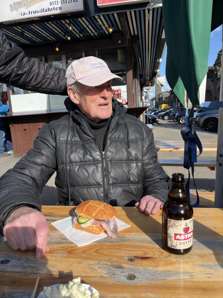 Bernd Kaupert bei der Pause mit Fischbrötchen am Hafen