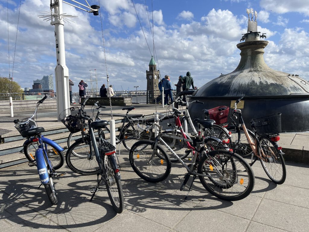 Fahrräder am Hafen im Morgenlicht