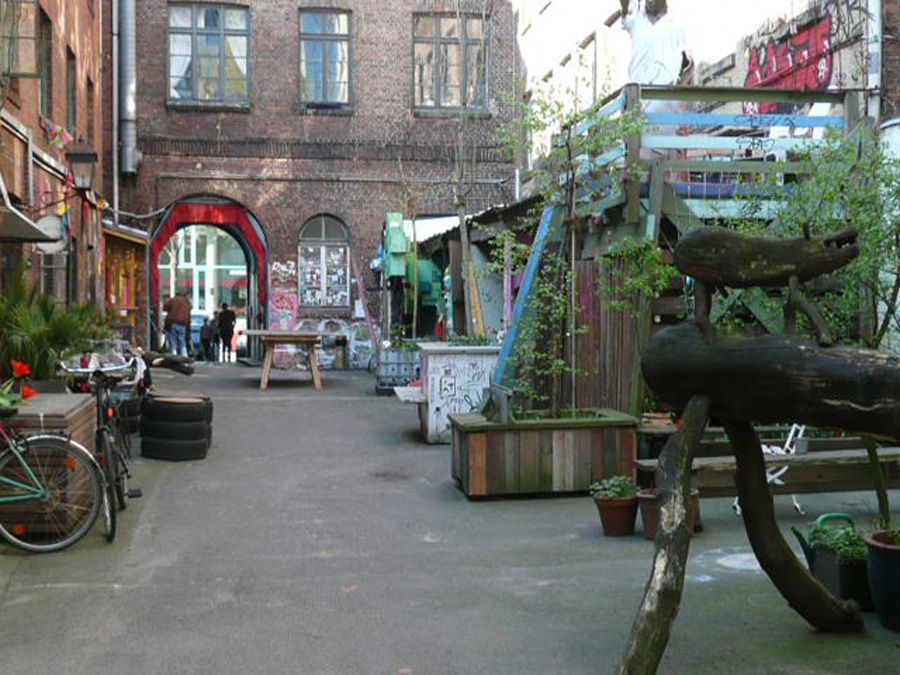 Hinterhof mit Backsteinhäusern und Fahrrädern