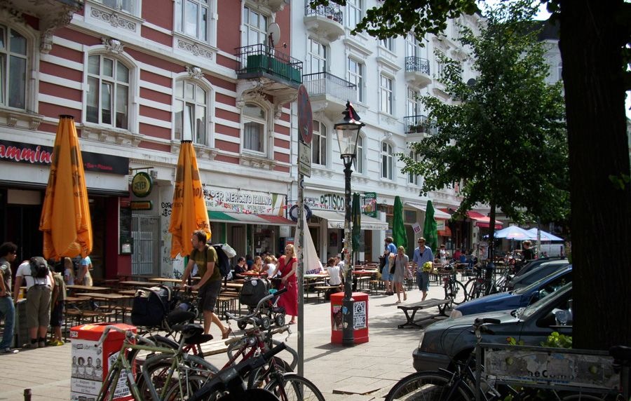 Altbaufassade mit Straßencafé