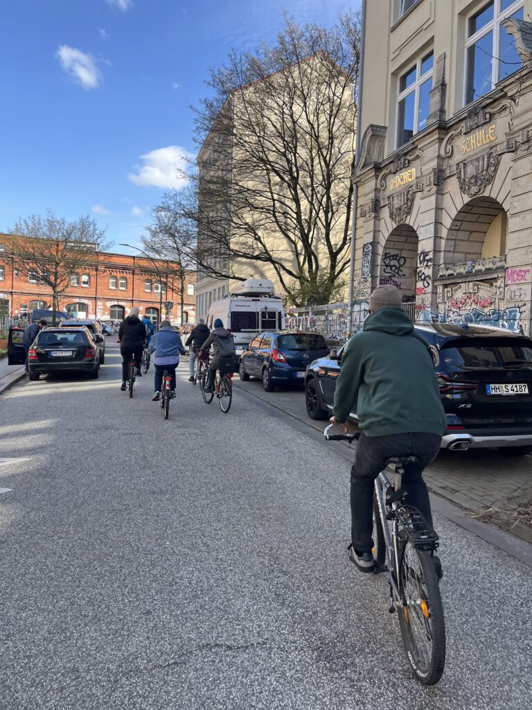 Radfahrer auf einer Straße im Szeneviertel