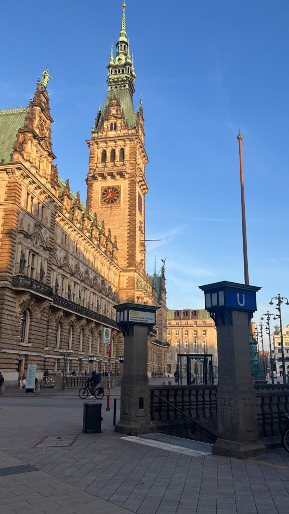 Turm des Hamburger Rathauses aus der Nähe, davor historische Laternen